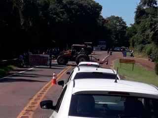Índios bloqueiam o trânsito em protesto na ERS 135 em Erebango
