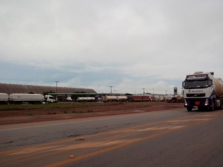 Imagem do dia - Greve MT - Em Cuiabá muitos caminhoneiros optaram em ficar parados nos pátios dos postos de combustível. Foto Viviane Petroli/Agro Olhar