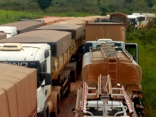 caminhoes parados em novo progresso - pa