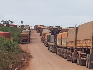 Caminhões parados em Novo Progresso/PA