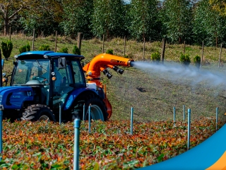Trator realizando pulverização