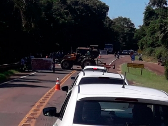 Índios bloqueiam o trânsito em protesto na ERS 135 em Erebango