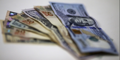 Dólar tem alta leve no Brasil em meio à cautela com política tarifária dos EUA
