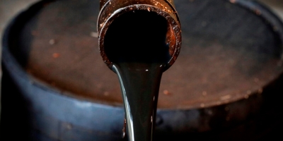Petróleo cai 1% após EUA cogitarem retomar escoltas militares no Estreito de Ormuz