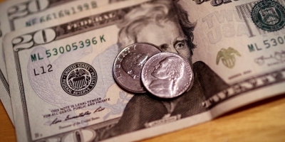 Dólar oscila perto da estabilidade com exterior e crise no STF no radar