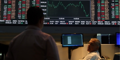 Ibovespa fecha em queda com cena corporativa e inflação em foco