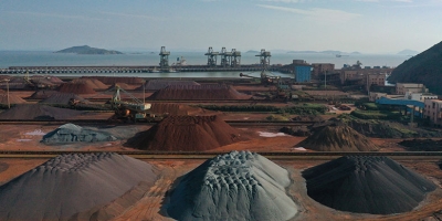 Minério de ferro cai com alta dos embarques, mas registra quarto ganho em base semanal