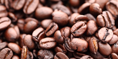Café cai forte nas bolsas com pressão da safra brasileira e movimento técnico