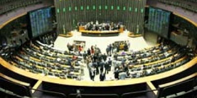 Câmara aprova texto-base do PLP dos combustíveis com novas travas para gasto público