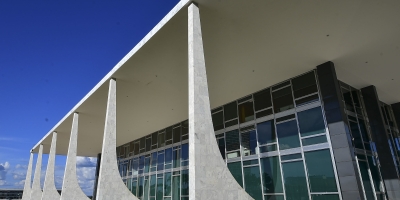 Governo se diz indignado com proposta de tarifas dos EUA e "se reserva o direito" de responder