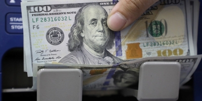 Dólar tem alta leve no Brasil com sinais mistos no exterior