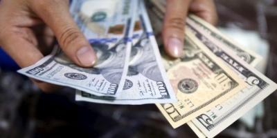 Dólar segue exterior e cai ante o real apesar de receios com guerra no Oriente Médio