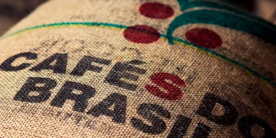 Fechamento do café: bolsas disparam com tensão global, clima no Brasil e recuperação técnica do mercado