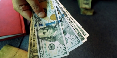 Dólar tem alta leve após IPCA-15 e com mercado à espera de entrevista de Bolsonaro
