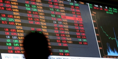 Ibovespa fecha em queda pressionado por ações sensíveis a juros