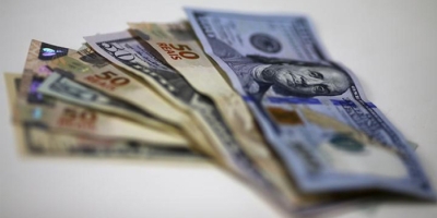 Dólar à vista fecha em queda de 0,55%, a R$4,8961 na venda