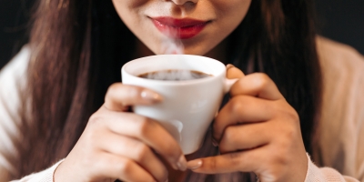 "Sem café eu nem existo": o que a ciência explica sobre essa necessidade diária