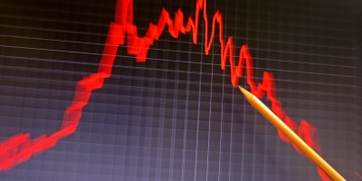 Índices dos EUA caem conforme petróleo sobe 12% e mercado de trabalho mostra enfraquecimento