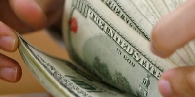 Dólar opera em leve alta com exterior e pesquisa eleitoral no foco