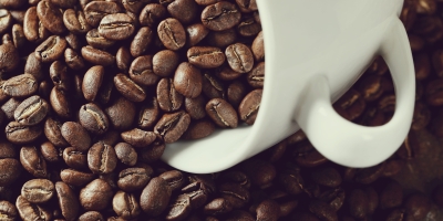 Café fecha sexta-feira em alta com recuperação técnica após forte queda e mercado segue atento à oferta global