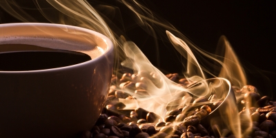 Café abre a 5ª feira em queda nas bolsas e mercado acompanha clima