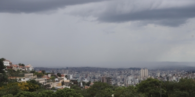 Frente fria perde força no Sudeste, mas ainda provoca chuva em áreas de Minas e do litoral