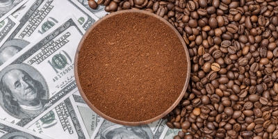 Café despenca nas bolsas e encerra sessão com perdas superiores a 4% em Nova York diante do avanço da colheita no Brasil