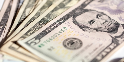 Dólar ensaia ajuste e cai abaixo dos R$5,00 com relação entre Flávio Bolsonaro e Vorcaro ainda no foco