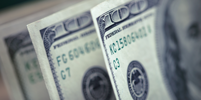 Dólar tem correção técnica e fecha abaixo de R$5,00 com cenário político ainda no foco