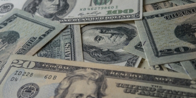 Dólar fecha em baixa em dia de "casadão" do BC no câmbio