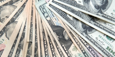 Dólar cai quase 1% ante o real sob influência do exterior