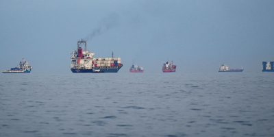 Três navios são atingidos por tiros no Estreito de Ormuz, tripulações estão a salvo