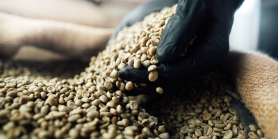 Café fecha em queda nas bolsas, mas estoques apertados e riscos climáticos seguem no radar do mercado