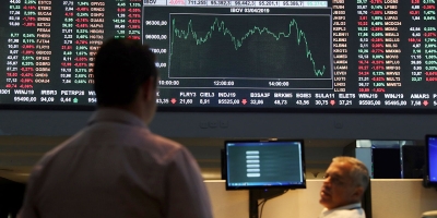 Ibovespa fecha em queda com ruído político local