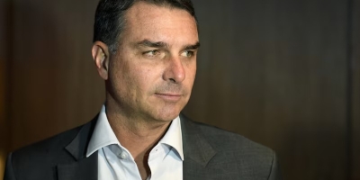 Notícia sobre Flávio Bolsonaro e caso Master pressiona juros e dólar; moeda americana dispara