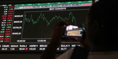Ibovespa fecha em queda com cena eleitoral no radar após reportagem ligar Flávio Bolsonaro a ex-dono do Master
