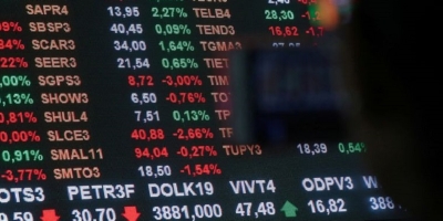 Ibovespa cai com exterior negativo e política no radar