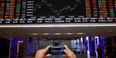 Ibovespa avança com balanços sob holofote e exterior favorável, mas tem quarta semana negativa