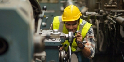 Faturamento da indústria anda de lado em 2025, aponta CNI