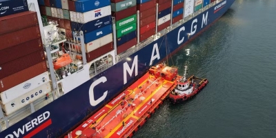 Navio porta-contêineres reabastece com etanol no Brasil pela primeira vez