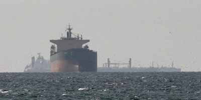 Navios já navegam pelo Estreito de Ormuz sob plano de retirada da ONU, diz agência