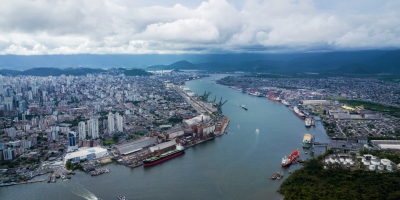 Navegação no porto de Santos volta ao normal após suspensão por vendaval