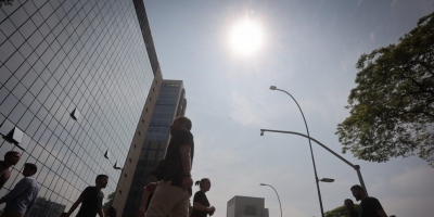 Tempo firme predomina no sudeste, mas frente fria pode trazer chuva ao campo paulista