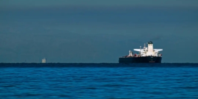 Tráfego de petroleiros por Ormuz fica praticamente parado enquanto ataques colocam à prova trégua no Irã