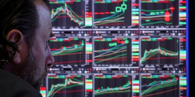 Wall Street fecha em alta com impulso do setor de tecnologia; investidores ficam de olho em Pequim