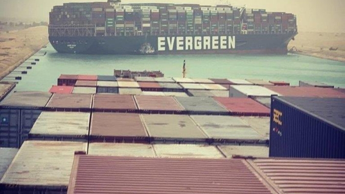 Rebocadores trabalham para liberar navio gigante encalhado no Canal de Suez