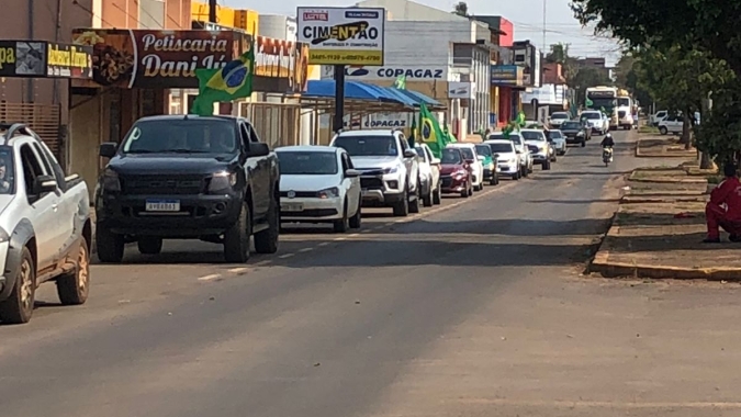 Produtores rurais de Amambai (MS) se reúnem na praça central em comemoração ao 7 de Setembro