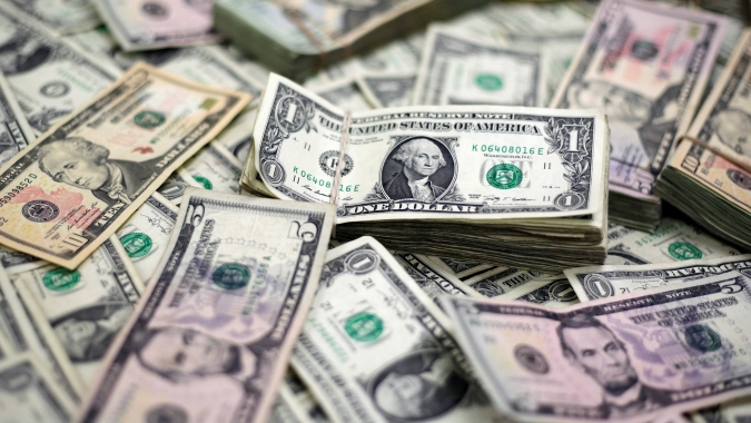 Dólar tem leve baixa no Brasil de olho no exterior