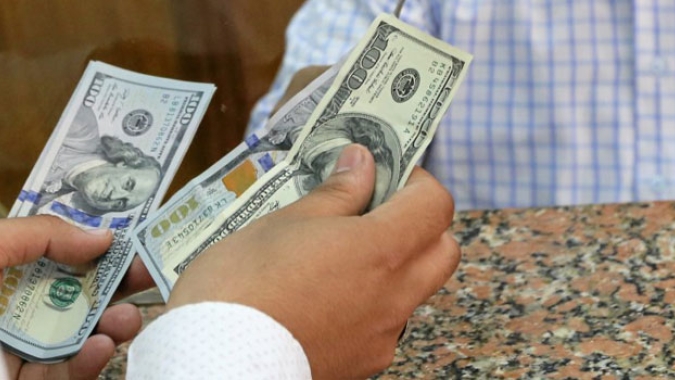 Após cair quase 2%, dólar fecha perto da estabilidade com incertezas sobre Covid-19