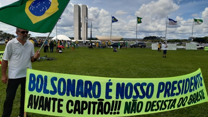 Domingo de manifestações esvaziadas; apesar do partidarismo da grande imprensa